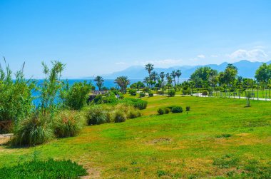 Düden Parkı, uzun boylu yar boyunca uzanan, denize bakan ve görünümü alt Düden Şelalesi, Antalya, Türkiye üzerinde açılış gerekçesiyle.