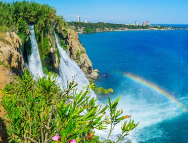Gökkuşağının üstünde düşüyor akarsu alt Düden şelale, Antalya, Türkiye.