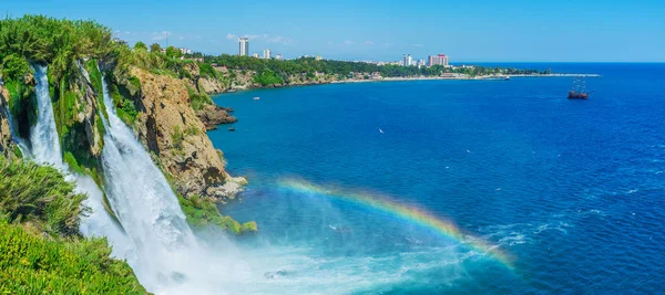 宏伟低 Duden 瀑布周围有高大的岩石峭壁和滴入地中海与巨大噪声 喷雾剂和泡沫 创建水面的大海 土耳其安塔利亚彩虹 — 图库照片