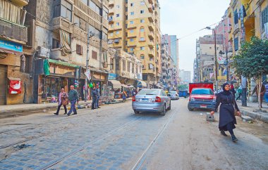 Alexandria, Mısır - 18 Aralık 2017: Kaotik trafik ve yaya bölgesinin aynı adlandırılmış, gecekondu ve 18 Aralık Alexandria yoksul mahallelerde dolu Karmouz avenue.