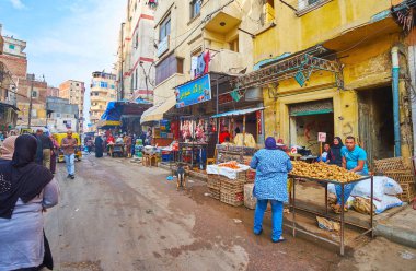 Alexandria, Mısır - 18 Aralık 2017: Gecekondu Karmouz Mahallesi - yerel Pazar, 18 Aralık Alexandria üzerinde çok sayıda eski püskü tezgahları ile kalabalık yerleşim caddeleri.