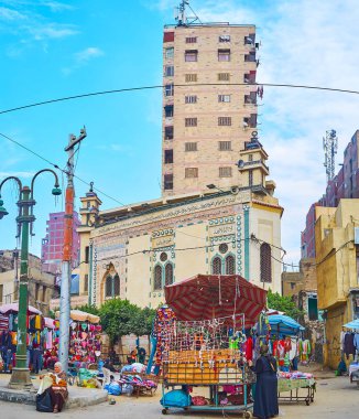 Alexandria, Mısır - 18 Aralık 2017: Giysi Pazar Karmouz district, doğa manzaralı Camii'nde önünde 18 Aralık Alexandria tezgahları.