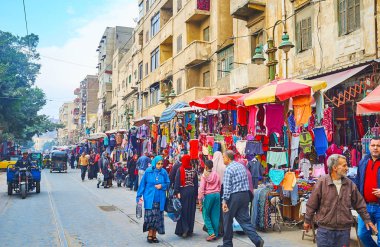 Alexandria, Mısır - 18 Aralık 2017: Kalabalık Karmouz avenue, yerliler mağazaları giyim pazarının üzerinde Aralık 18 Alexandria ziyaret.