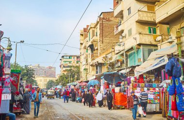 Alexandria, Mısır - 18 Aralık 2017: giysi Pazar Merkez ilçenin caddede yer alan Karmouz, bu kadar kaotik souq alışveriş bölgesi 18 Aralık Alexandria yerli halk arasında popüler.