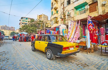 Alexandria, Mısır - 18 Aralık 2017: Eski taksi meşgul Karmouz avenue, giyim mağazaları arka plan üzerinde sıra ile 18 Aralık Alexandria rides.