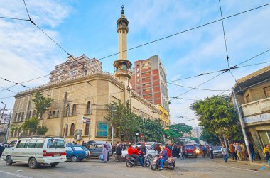 Alexandria, Mısır - 18 Aralık 2017: Kaotik trafik ve kalabalık cenaze pocessions, Şerif Avenue, 18 Aralık Alexandria sırasında insanın önünde Al Umri Mosque.