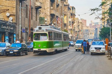 Alexandria, Mısır - 18 Aralık 2017: Yoğun eski püskü konut El Labban mahalle ve Al Madina reachable işlek yol ortasında binme yeşil tramvay Şerif Caddesi'nin üzerinde Aralık 18 İskenderiye.