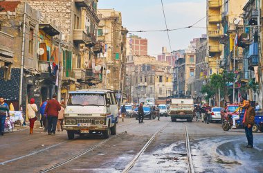 Alexandria, Mısır - 18 Aralık 2017: Yoksul konut El Labban mahalle, zor trafik ve kaotik yaya hareketi ile tozlu Şerif Avenue üzerinde Aralık 18 İskenderiye.