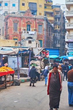 Alexandria, Mısır - 18 Aralık 2017: Eski Pazar kesimlerde Şerif avenue El Labban mahallede yanındaki 18 Aralık Alexandria gecekondu arasında bulunan eski püskü tezgahları.