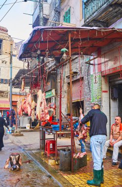 Alexandria, Mısır - 18 Aralık 2017: Kasap dükkanının El Labban mahallenin gıda pazarında önünde bir inek kadar 18 Aralık Alexandria açmaktadır.