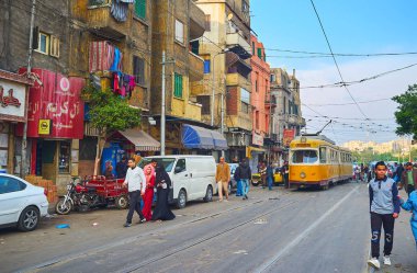 Alexandria, Mısır - 18 Aralık 2017: Vintage sarı tramvay Al Madina satır sürücüler boyunca kalabalık Şerif Avenue, 18 Aralık Alexandria.