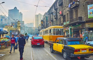 Alexandria, Mısır - 18 Aralık 2017: Meşgul Şerif Avenue her zaman, otomobil, otobüs, tramvay ve yayalar yolun kenarında yürüyüş ve yerel pazar tezgahları, 18 Aralık Alexandria ziyaret, dolu.