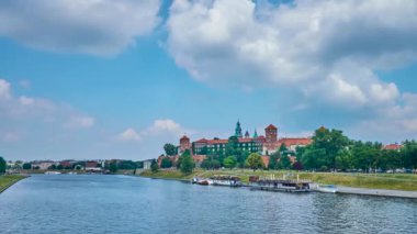 Pitoresk Wawel Castle park, yeşillikler arasında Vistula Nehri, Krakow, Polonya kapsayan gizlidir.