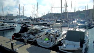 Valletta, Malta - 17 Haziran 2018: 17 Haziran'da Valletta arka planda, Ortaçağ sur ile Marina Valletta içinde demirleyen doğal Yatlar,. 