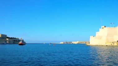 Birgu, Malta - 17 Haziran 2018: Valletta Grand Harbour keşfetmek gezisinde gemi ve inanılmaz ortaçağ mimarisi, Birgu, Senglea ve Valletta, 17 Haziran'da Birgu içinde keyfini çıkarın.
