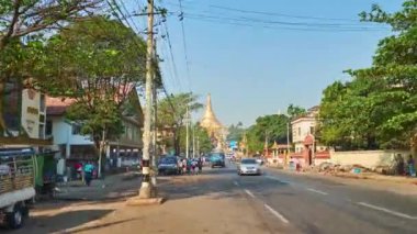 Yangon, Myanmar - 27 Şubat 2018: Birçok Budist manastır ve 27 Şubat Yango içinde yerel marketler ile meşgul Gyar Tawya cadde boyunca Shwedagon Pagoda için yürüyüş