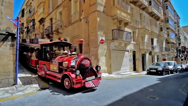 马尔他 马耳他 2018年6月17日 马耳他有趣的火车招待游客 骑在狭窄的城市街道之间的历史豪宅 小咖啡馆和老教堂 在6月17日在瓦莱塔 — 图库视频影像