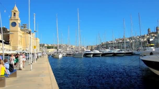 Birgu Malta Juni 2018 Vyn Xatt Forn Strandpromenaden Med Clock — Stockvideo