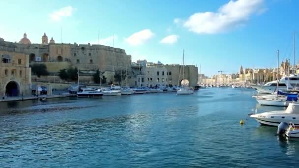 Birgu Malta Juni 2018 Natursköna Sail Yacht Flötena Längs Småbåtshamnen — Stockvideo