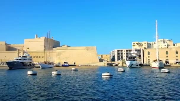 Birgu に前景にフォート セント アンジェロおよび贅沢なヨットの要塞の景色を Birgu マルタ 2018 グランド ハーバー クルーズ — ストック動画