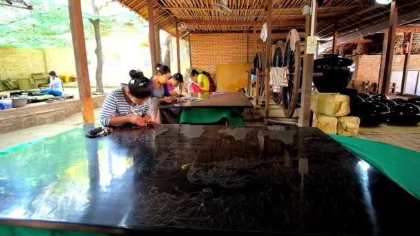 미얀마 2018 패널에 바간에서 워크샵 테라스에서 바닥에 바늘을 그림을 만듭니다 — 비디오