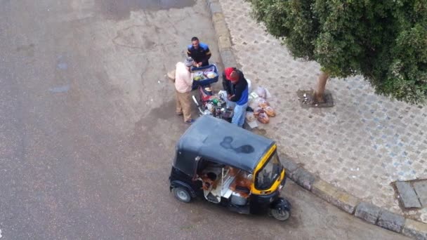 Giza Egypt December 2017 Street Food Vendor Offers Snacks Drivers — Stock Video