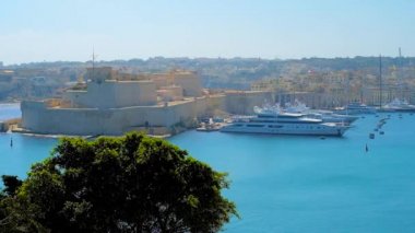 Valletta surları büyük Fort Saint Angelo ve cruise Yatlar, Malta ile marina ile Ortaçağ şehir Birgu (Vittoriosa) üzerinde harika görünümü açın.