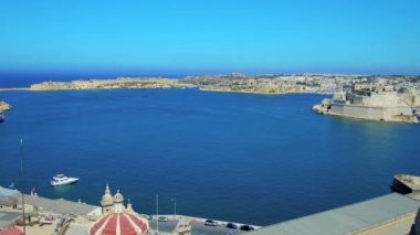 Valletta büyük Liman Panoraması Fort Saint Angelo Birgu (Vittoriosa) ve eski taş yapılardır, kiliseler, kafeler ve Valletta, Malta, dar sokaklarında manzaralı.