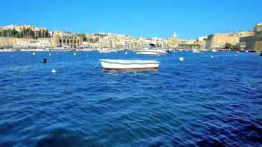 Birgu, Malta - 17 Haziran 2018: Kalkara pitoresk marina küçük tekneler ve St Joseph's Kilisesi ile iki ortaçağ şehir - Kalkara ve Birgu (Vittoriosa), 17 Haziran'da Birgu arasında yer alır.
