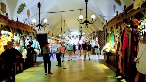 Krakow Polonia Junio 2018 Multitud Turistas Histórica Sala Telas Sukiennice — Vídeos de Stock