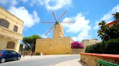 Xaghra, Malta - 15 Haziran 2018: Korunmuş Ta' Kola yel değirmeni makine ve geleneksel araçları, Gozo Adası, 15 Haziran Xaghra freze geri ile Ortaçağ mimarisinin güzel bir örnek olduğunu.