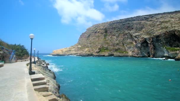 바다와 가로등 Gozo 몰타의 Xlendi 마을의 항구를 산책로 — 비디오