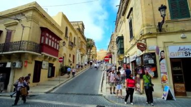 Victoria, Malta - 15 Haziran 2018: Küçük yapılardır, mağazalar ve kafeler ile dar sokak 15 Haziran ayında Victoria Old Town içinde bulunan Rabat - Ortaçağ Kalesi, Ortaçağ Cittadella yol açar.
