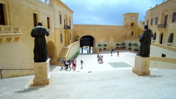 Victoria Malta Czerwca 2018 Cathedral Square Cittadella Castello Rabat Rzeźbami — Wideo stockowe