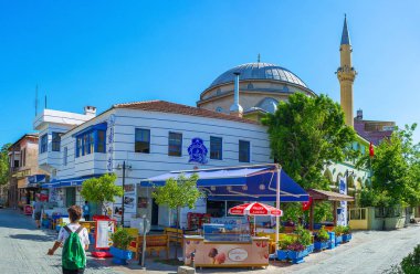 Antalya, Türkiye - 11 Mayıs 2017: Kubbe ve Imaret Camii minare üzerinde 11 Mayıs Antalya th ön plan üzerinde dondurma vitrinler ile.