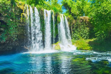 Üst Düden Şelale - derin kanyon etrafında pitoresk peyzaj gölge ve genel park, Antalya, Türkiye için temiz hava sağlayan gür yeşilliklerle kaplı.