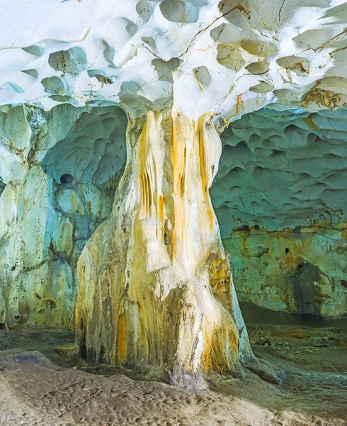 Естественная Колонна Созданная Результате Образования Пещеры Спайохем Камере Пещеры Караин — стоковое фото