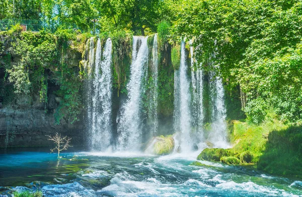 Duden 瀑布观察露台是放松 享受水声的最佳去处 安塔利亚 土耳其 — 图库照片