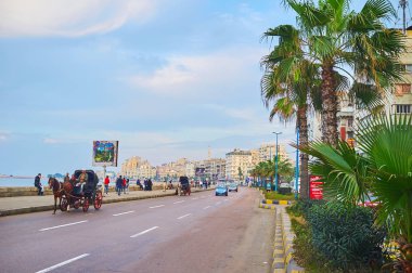 Alexandria, Mısır - 18 Aralık 2017: Atlı arabaları teklif neşeli Corniche şehir merkezi sokak, kıyı boyunca uzanan ve ünlü areaseaside güvertede, 18 Aralık Alexandria yürüyüş olarak sürme.