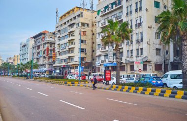 Alexandria, Mısır - 18 Aralık 2017: Corniche Bulvarı, şehrin ana caddeleri üzerinde Aralık 18 Alexandria'da bir yol tarafında trafik sıkışıklığı.