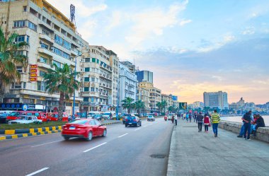 Alexandria, Mısır - 18 Aralık 2017: Yürüyüş 26 Temmuz boyunca yol (Corniche), tarihi Konakları, eski oteller, kafeler ve mağazalar, 18 Aralık İskenderiye ile şehrin en popüler mesire.