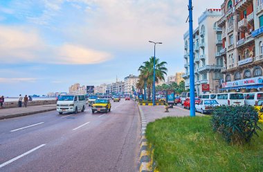 Alexandria, Mısır - 18 Aralık 2017: Yürüyüş, şehir merkezi bölgesinde, Corniche sahil mesire Akdeniz deniz sahil boyunca meşgul ile hızlı trafik, Decmber 18 Alexandria yer.