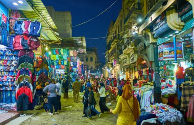 Alexandria, Mısır - 18 Aralık 2017: Akşam street, Souq adlı-Tork giyim tezgahları ve stok üstünde 18 Aralık İskenderiye ile.