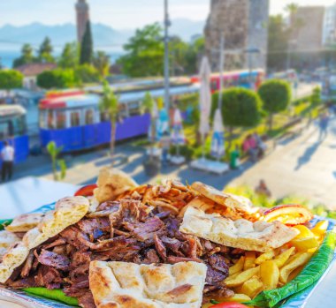 En iyi hünkar tarihi kent, Türkiye'de manzaralı Antalya açık hava kafede sıcak gözleme, taze sebze ve patates kızartması ile kokulu kavrulmuş Dana dilim oluşur.