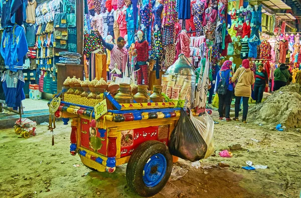 Alexandria, Mısır - 18 Aralık 2017: Eski ahşap sepeti aperatifler ve içecekler arasında hazır giyim mağazaları, Souq adlı-Tork, 18 Aralık İskenderiye.