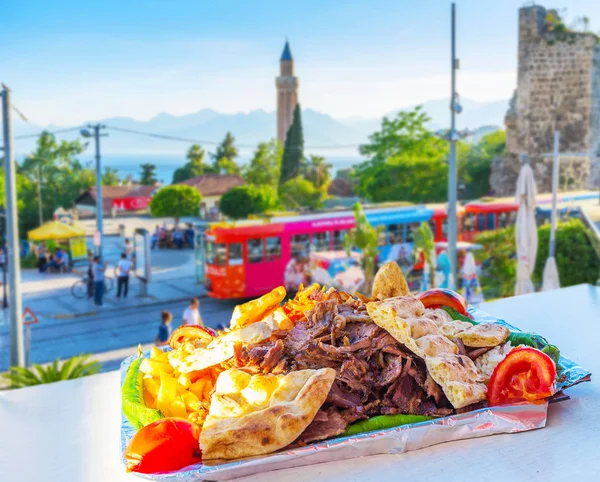 Ízletes Döner Kebab Marhahús Flatbread Hasábburgonyával Zöldségekkel Nyári Terasz Étterem — Stock Fotó
