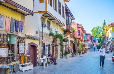 Antalya, Türkiye - 11 Mayıs 2017: Tarihsel townhouses, küçük kafe, el sanatları atölye çalışmaları ve sanat galerileri, 11 Mayıs Antalya antika mağazaları ile eski Turizm bülümlerinde yürüyüş.