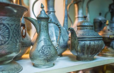 Güzel antika çay ve kahve kavanozları, dekore edilmiş eski çarşı, Antalya, Türkiye ahır takip ile.