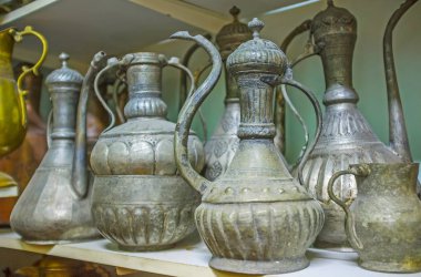 El dallah kahve kap içinde antika mağazası, eski ın Bazaarı Antalya, Türkiye'de kovaladı..