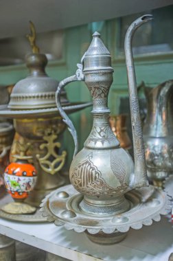 Eski Arapça dallah kahve pot de Antalya antik mağaza, Türkiye iyi İslam desenli.